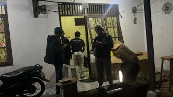 La police du métro a perquisitionné des maisons dans la zone de Ciledug, un dépôt de sabu de dizaines de kilogrammes