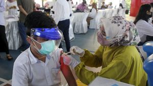 Vaksinasi Pelajar di Surabaya Diikuti Ribuan Anak, Diarahkan Eri Cahyadi dan Dipantau Jokowi