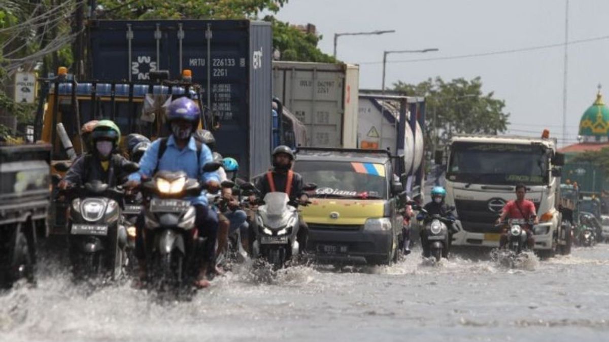 يتم حث سكان ساحل سورابايا على التخلص من فيضانات روب
