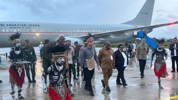 Le vice-président Gibran Soroti Minim Lighting lors de l'inspection du centre éducatif de Mimika