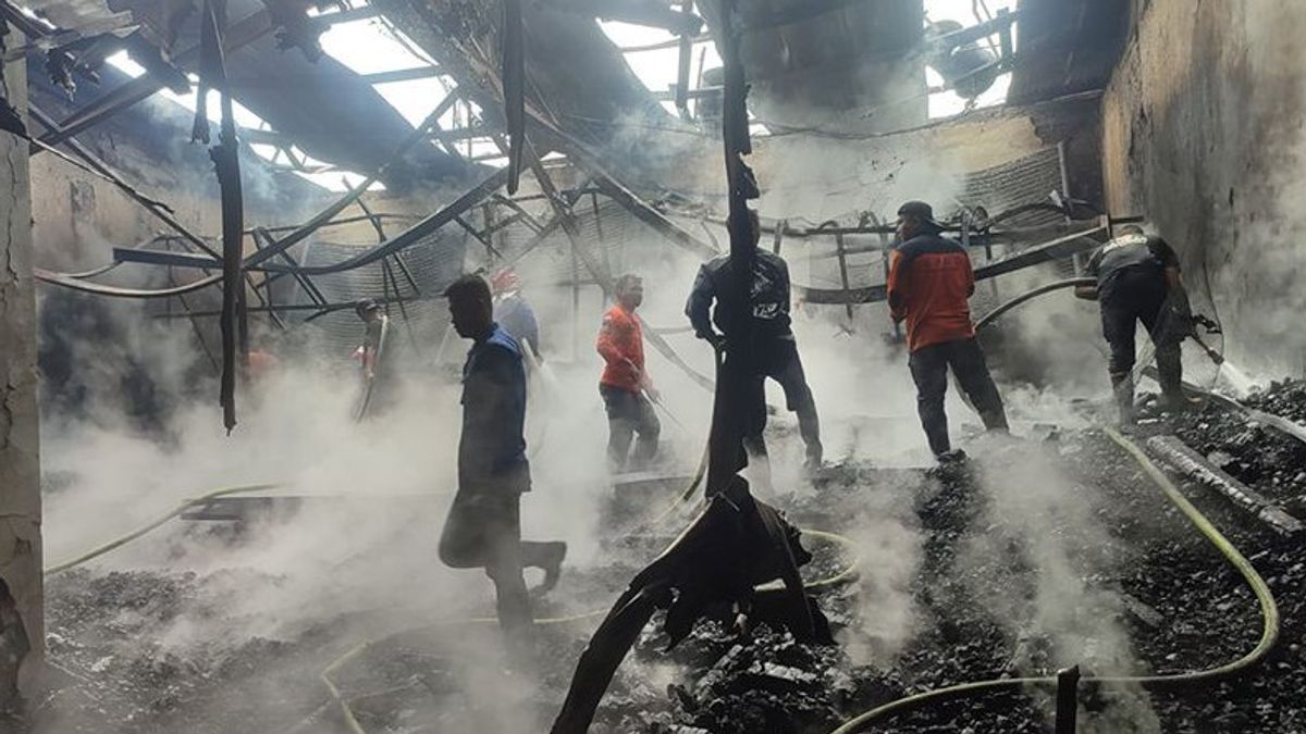 Combined Firefighters-Satpol PP Hand In Hand To Put Out The Wood Factory Fire In Purbalingga