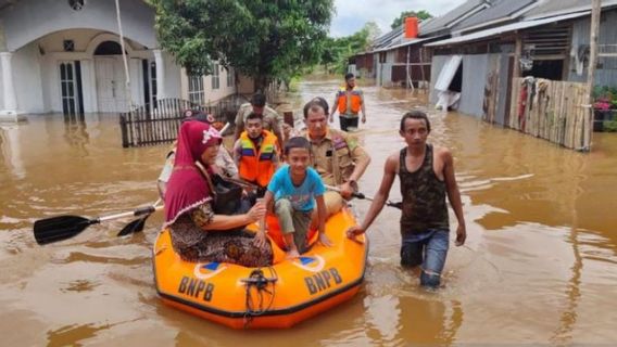 Korban Banjir di Indragiri Hilir Bisa Tersenyum, Gubernur Riau Syamsuar Salurkan 10 Ton Beras