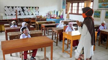 Premier Jour D’apprentissage En Face à Face Jakarta, L’école Primaire Doit Préparer Des Masques De Secours Pour Les élèves