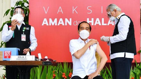 Jokowi Makes Hand Shaking Dr. Abdul Muttalib