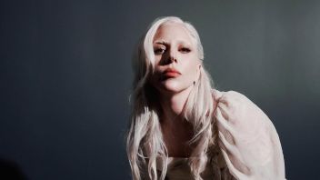 クリスマスイブの驚きは、レディー・ガガがYouTubeでハーレクイン・ライブ・コンサートの映画をリリース