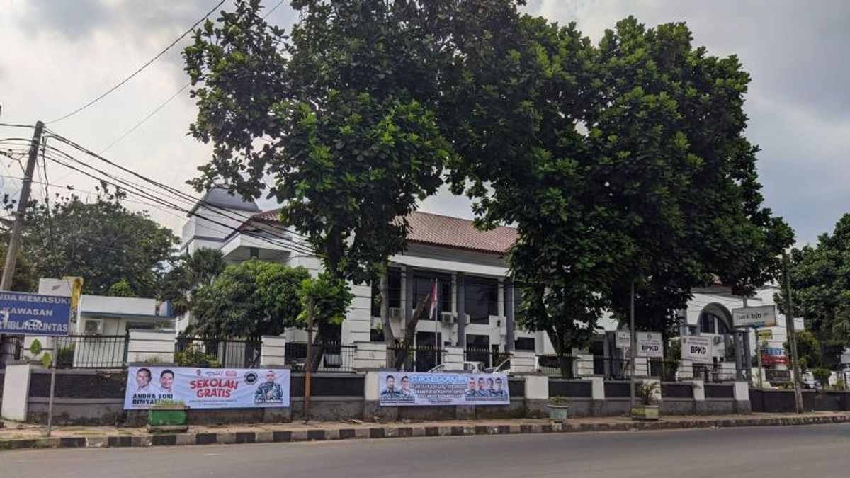 Bawaslu Colek Satpol PP about There is a Paslon Pilgub Banten banner at Pagar BPKD Pandeglang