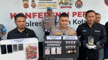 La police révèle le trafic de drogue emballée dans des bonbons à Cirebon