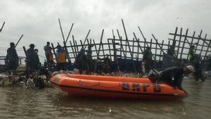 Tim Gabungan Hadapi Gelombang Pasang Saat Bangun Tanggul Banjir Rob Semarang