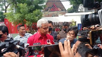 Berkemeja Merah dengan Lambang PDIP, Ganjar Pranowo Hadiri Rakor Kepala Daerah