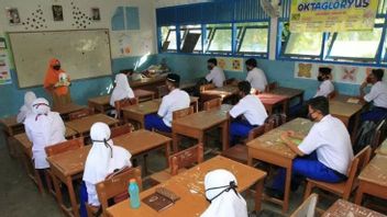 Donner La Priorité à La Sécurité Des Enfants, Le Maire Eri Cahyadi Annule L’apprentissage En Personne à Surabaya