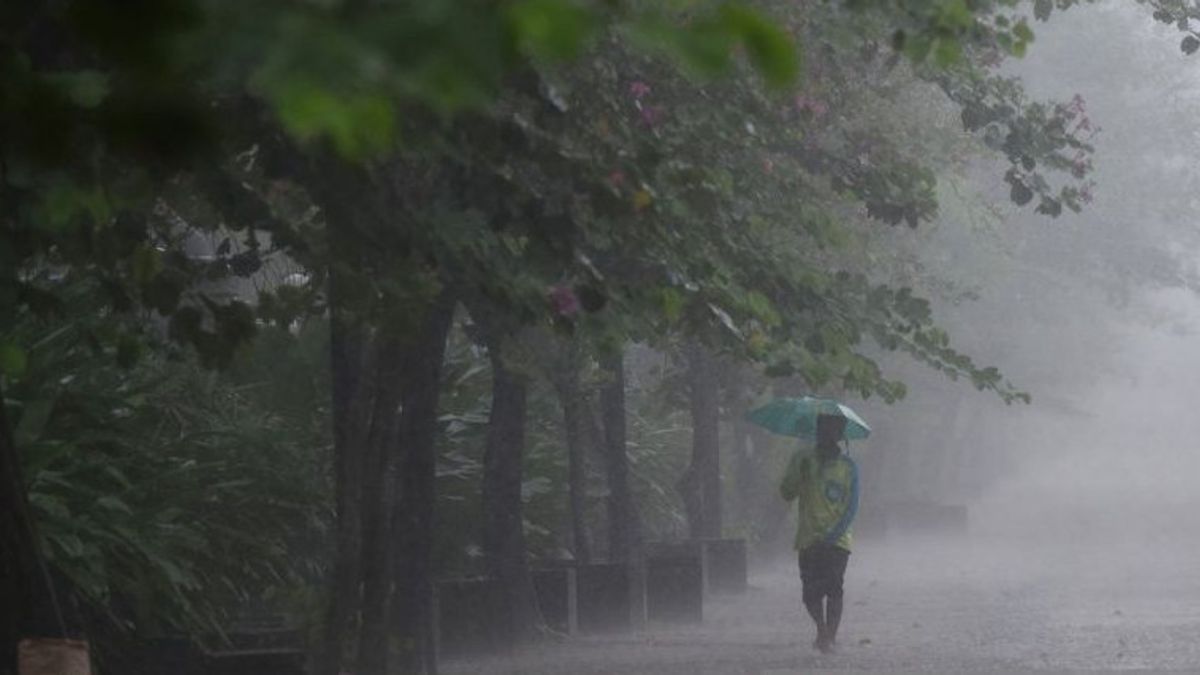 天気2月6日、軽い雨から中程度の雨がジャカルタに襲われ、火曜日の午後