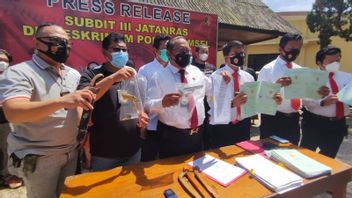 La Police De Sumatra Du Sud Arrête Un Présumé Forger Certificat, Un Citoyen Avait Confronté La Police Avec Une Arme Tranchante