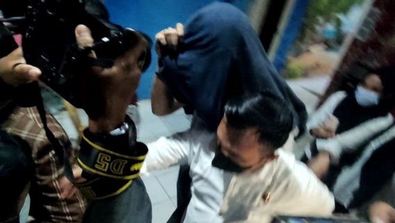 Tutup Muka Pakai Jaket, Dosen Tersangka Pelecehan Mahasiswi Unsri Ditahan