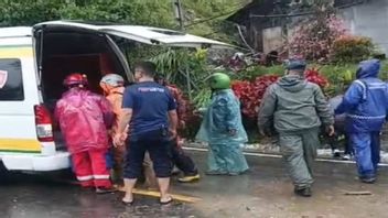 印度尼西亚：帕当潘加洪水，救护车被部署撤离受害者