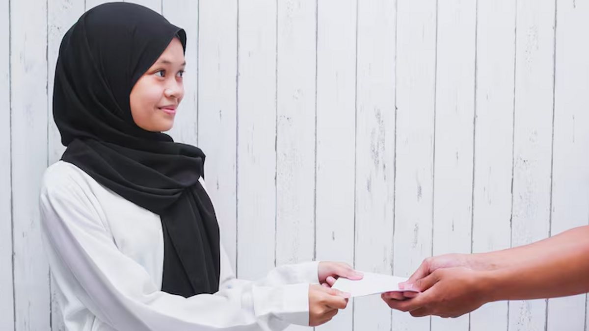 Can Income Zakat Be Given to Relatives? This is the Complete Explanation