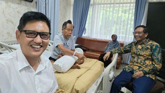 Jenguk Budayawan M Sobary di RSPAD, Mahfud Justru Diajak Diskusi