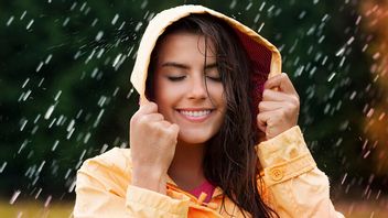 لتكون غير كاملة وصحية ، اتبع 8 نصائح للعناية بالبشرة خلال موسم الأمطار