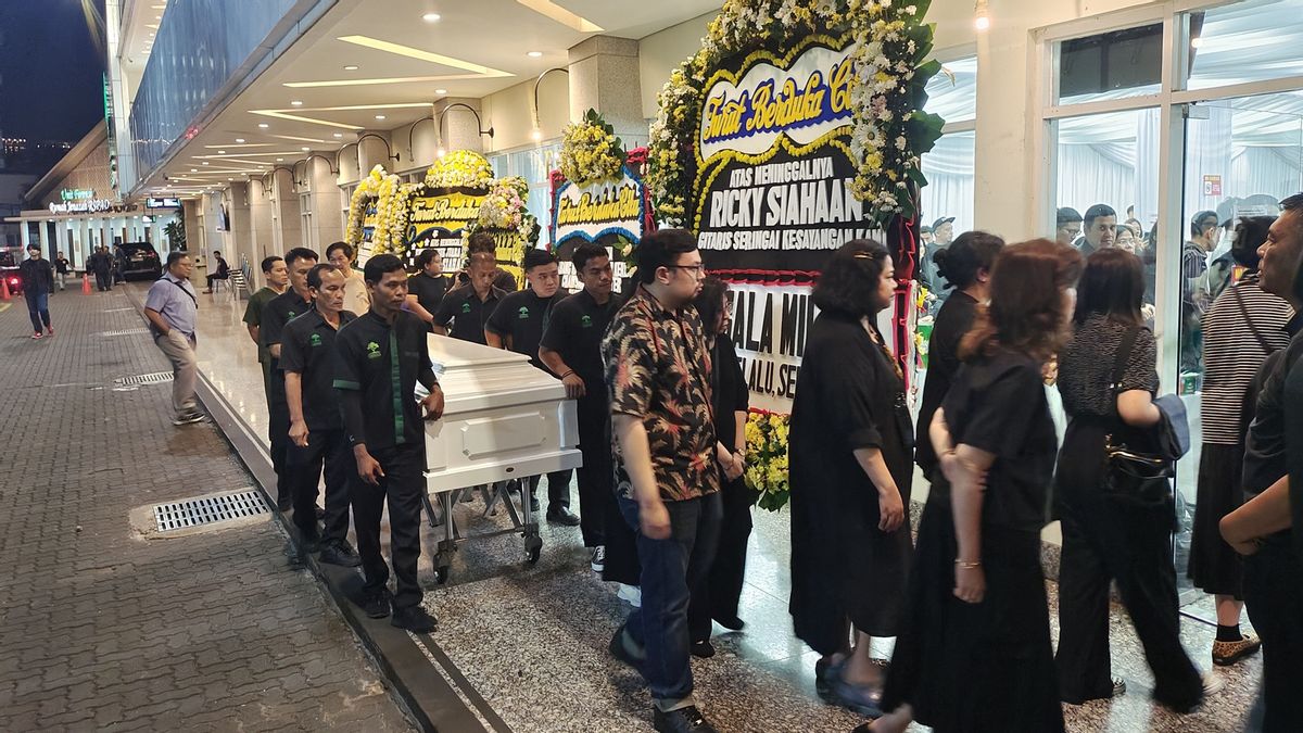 Haru Welcomes Ricky Siahaan's Body At The Funeral Home
