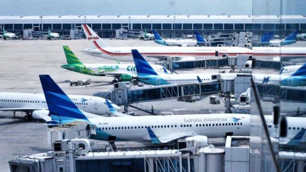 Mardi après-midi, le pape François est arrivé en Indonésie, un officier mixte de l'aéroport de Soetta