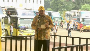 20辆公共汽车,Airlangga从Golkar办公室派遣了1,000名旅客
