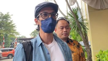 爱德华·阿克巴(Edward Akbar)在接到警察的电话后,与金伯利·莱德(Kimberly Ryder)一起表达了和平的愿望。