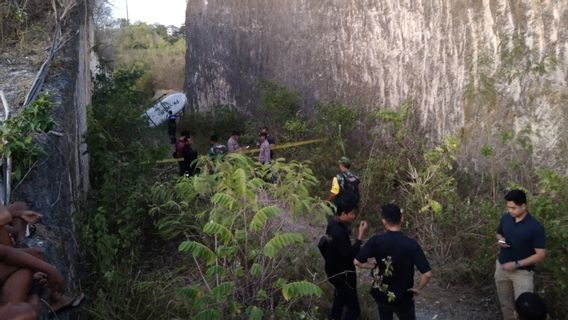 Bangkai Helikopter Jatuh di Bali Dihimpit Dua Tebing, Turis Australia Patah Tulang