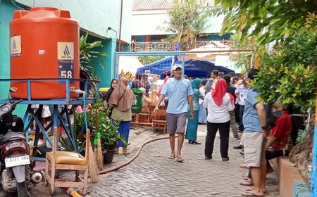 Air Keran di Pengungsian Sering Mati, Korban Kebakaran Mandi di MCK Bayar Rp2 Ribu