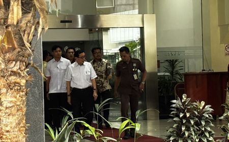 KPK Digeruduk Massa Minta Harun Masiku Ditangkap, Yasonna Laoly Lewat Pintu Belakang Usai Diperiksa