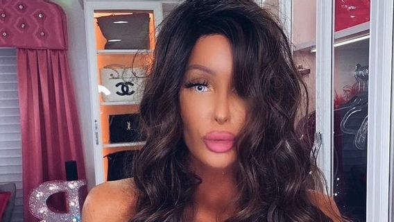 Barbie Kehidupan Nyata Ini Terlihat Sangat Berbeda dengan Rambut Cokelatnya