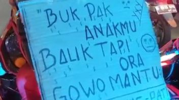 'Buk, Sir, Your Son Is Back But He Doesn't Gowo Mantu', The Funny Writing Of One Of The Motorbike Travelers Passing Through Kalimalang, Bekasi