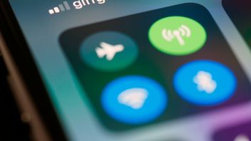 اتضح أنه لا جدوى من ذلك ، وإيقاف Wi-Fi و Bluetooth لا يوفر بطارية الهاتف