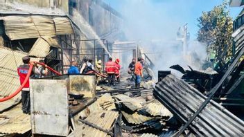 حريق يحترق 3 متاجر في Meulaboh Aceh ، تم إخماد الحريق بنجاح من قبل رجال الإطفاء