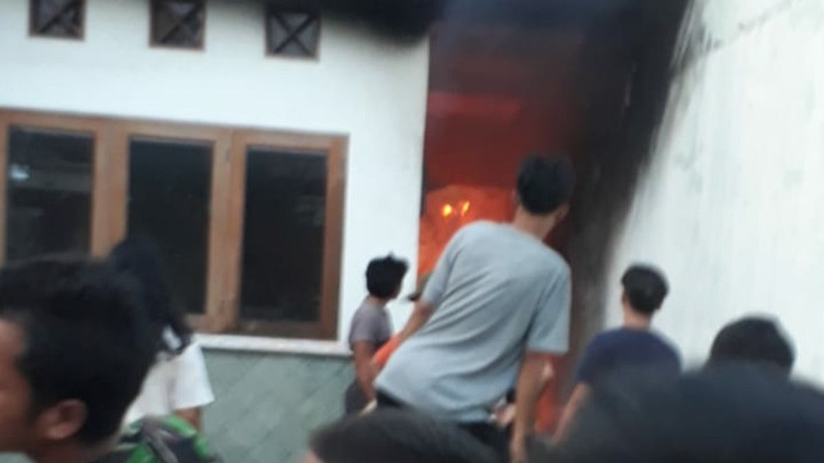 Tiga Tahun Tidak Dihuni, Rumah Mewah di Pasar Rebo Terbakar