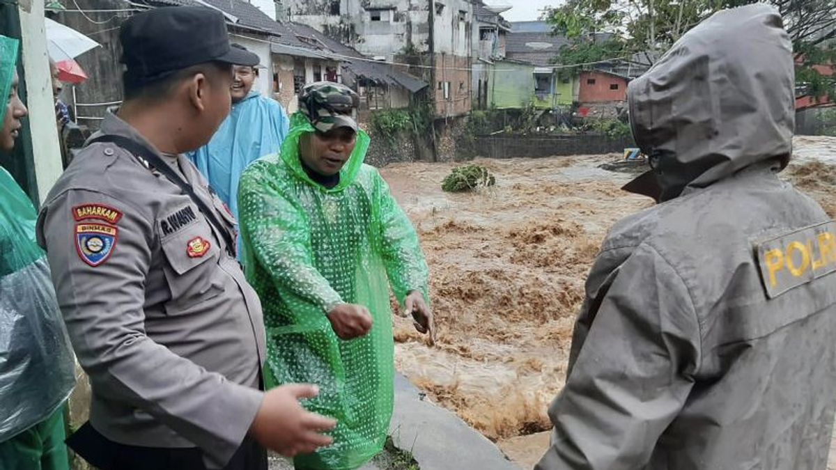 One Person Reportedly Dragged By River Flow Overflow In Malang