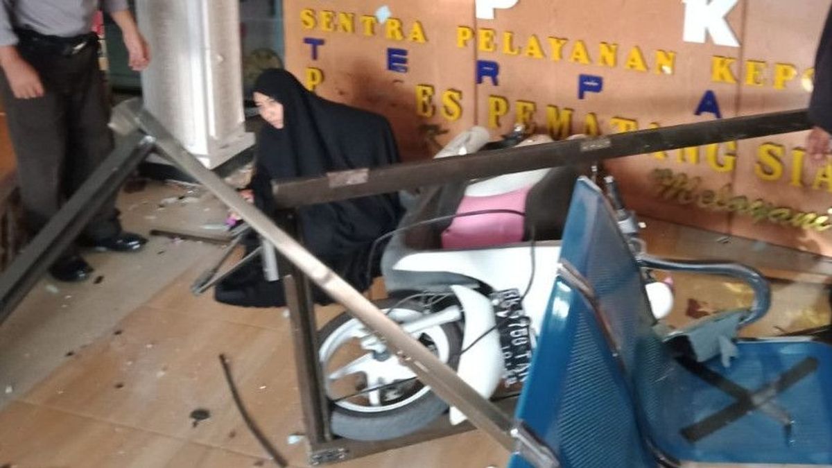 Bak Koboi, Aksi Wanita Bercadar Tabrakan Diri ke Kantor Polisi Viral, Abu Janda: Jangan Salahkan Orang Takut dengan Cadar