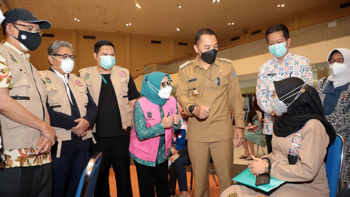 Le Maire De Surabaya, Eri Cahyadi Semangati, Femmes Enceintes Ayant Participé à La Vaccination