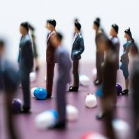 Pikiranmu Terjebak? Bongkar Contoh Paradigma Perilaku Sosial yang Membentuk Hidup Kita!