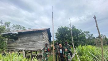 インドネシア軍兵士は、住民が雷に襲われた後、アッピング村に抑止装置をインストールするのに役立ちます