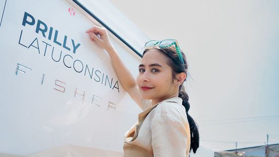 Prilly Latuconsina Wants To Rent A 28th Anniversary Prize Yacht Ship