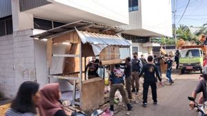 Satpol PP Tertibkan PKL Liar di Simpang Lima Semarang
