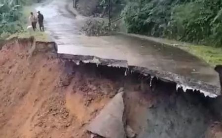 Jalan Menuju Wisata Negeri di Atas Awan Banten Longsor 150 Meter