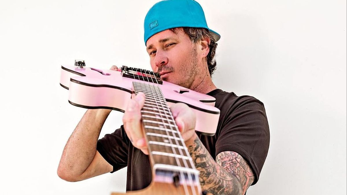 Tom DeLonge Rilis Gitar Signature 'Starcaster' Bareng Fender