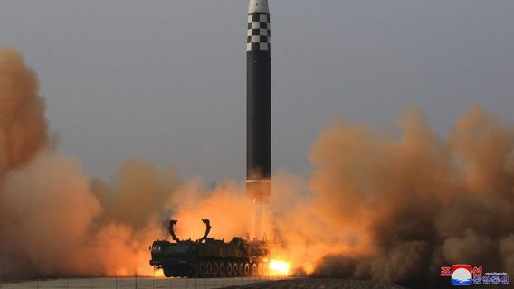 كوريا الشمالية تطلق صاروخا باليستيا عملاقا من طراز هواسونغ -17 عابر للقارات ، كيم جونغ أون: جاهز لتحمل الجهود العسكرية الأمريكية