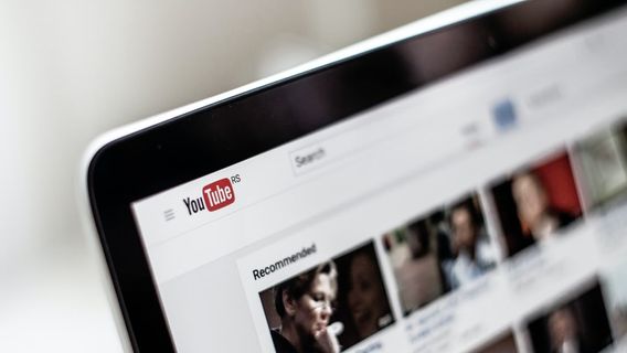 يُعيد YouTube الوسطاء البشريين لتقليل أخطاء أنظمة الذكاء الاصطناعي