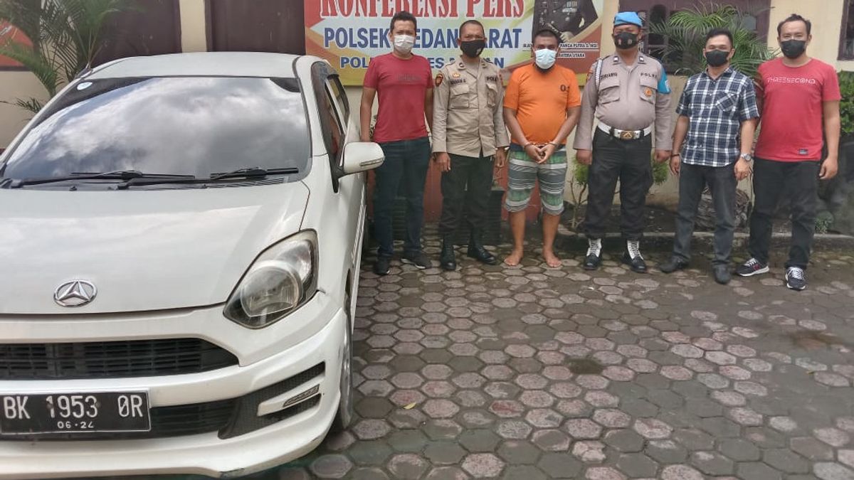 警方逮捕了Jakbar男子，他在棉兰使Ayla的汽车变暗