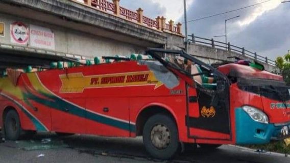 Bus Tabrak Flyover di Padang Panjang Hingga Seluruh Atap Rusak Terbuka, 17 Orang Terluka