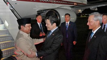  Presiden Prabowo Disambut Langsung oleh PM Lawrence Wong Saat Tiba di Singapura