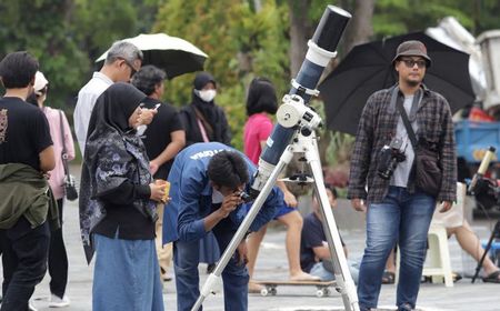 Surabaya Astronomy Club Pantau Gerhana Matahari Hibrida di Balai Kota Surabaya