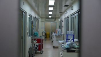 一名疑似猴痘患者在望加锡医院接受治疗