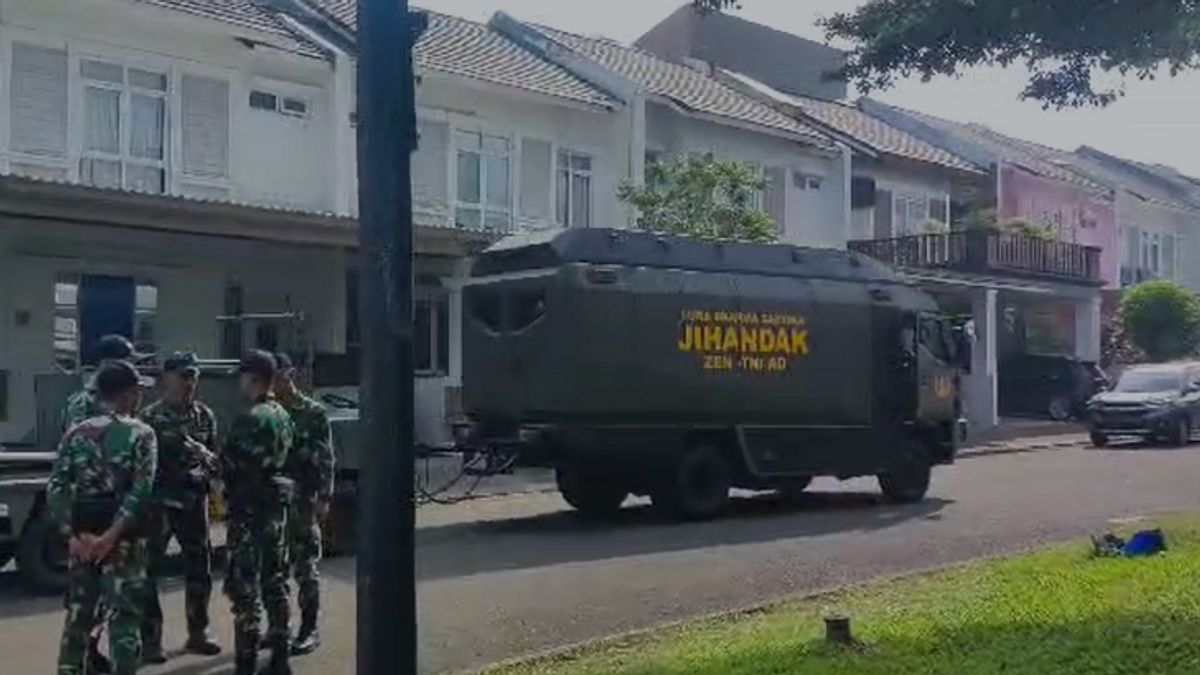 Jihandak TNI Rampung做了一个扫荡,官员们在Semak-semak发现了2枚活跃手榴弹